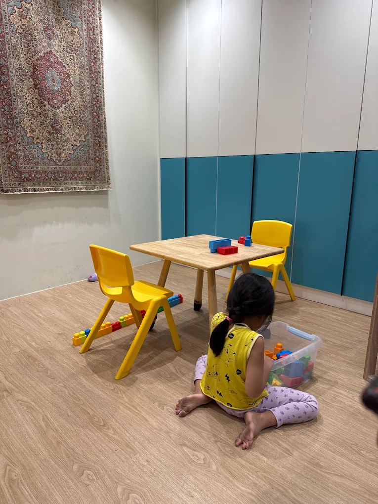 Child play assessment room with small table and blocks